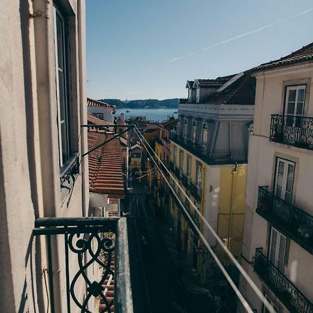 The Blue House - Bica Yellow Tram Lisbon Bagian luar foto